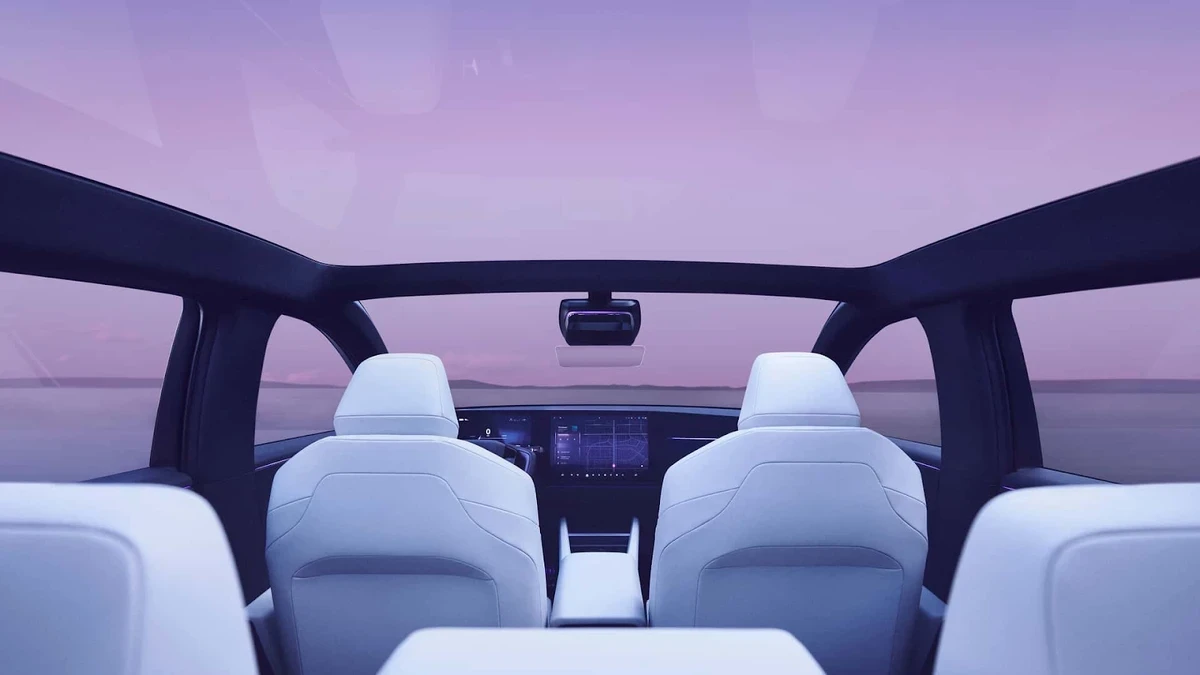 Panoramic Roof and Spacious Interior